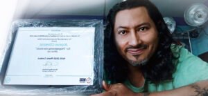 Alonso Oliveros recibe el certificado de ganador del WSIS Photo Contest 2026
