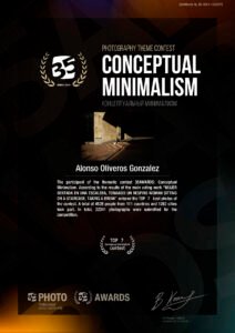 Alonso Oliveros Recibiendo el certificado de Top 7 Conceptual Minimalism Photographers, “35 Awards International Photography”