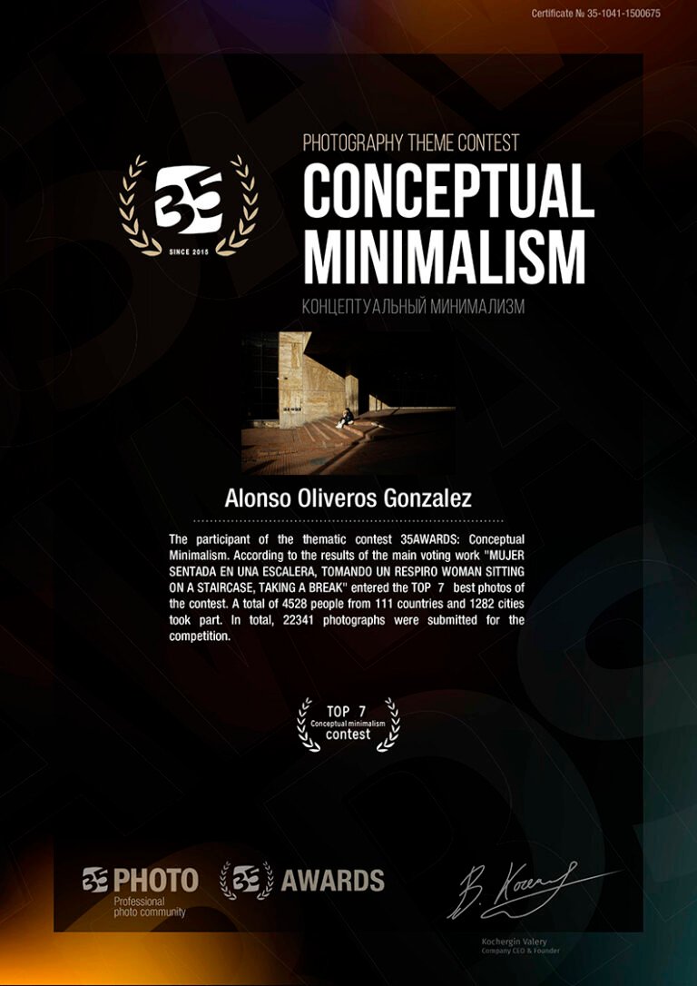 Alonso Oliveros Recibiendo el certificado de Top 7 Conceptual Minimalism Photographers, “35 Awards International Photography”